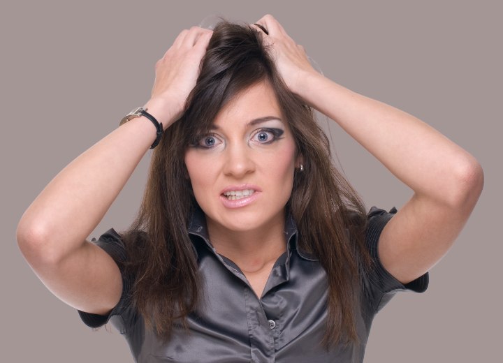 Donna allergica alla tinta per capelli