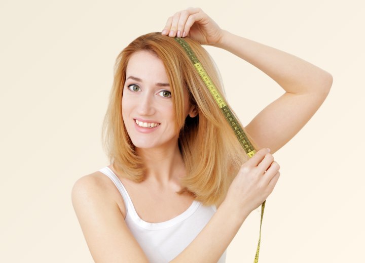 Donna che misura la lunghezza dei propri capelli