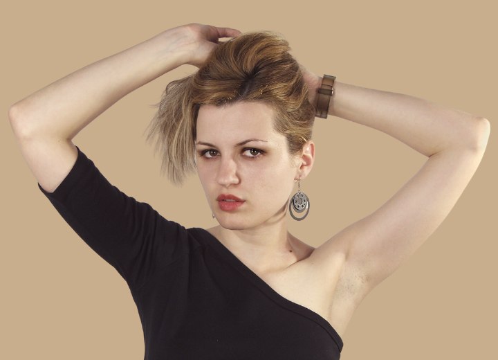 Donna preoccupata, con i capelli che sembrano più diradati