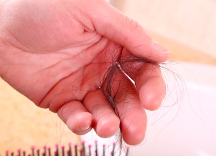 Mano con capelli caduti