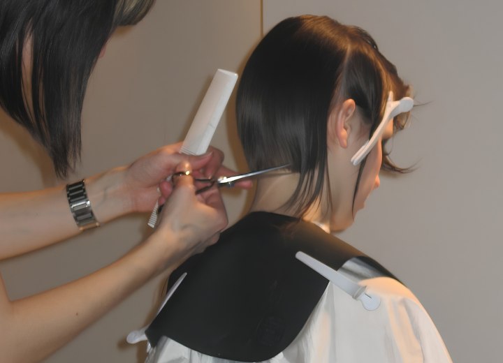 Parrucchiera che taglia i capelli
