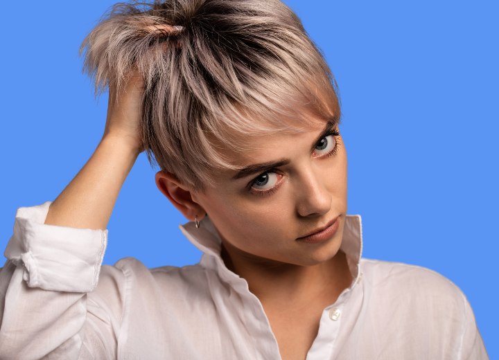 Ragazza dai capelli corti
