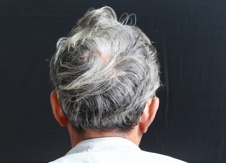 Ritrosa con capelli che sparano in fuori