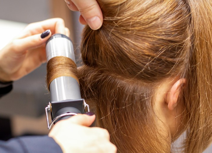 Arricciare i capelli con un ferro arricciacapelli