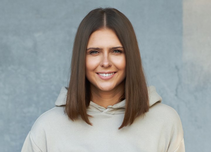 Donna che porta i capelli con una riga centrale