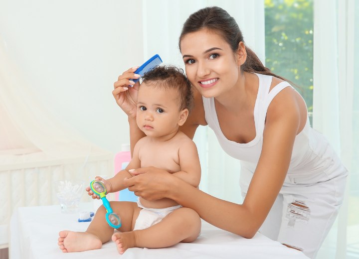 La cura dei capelli di un bambino