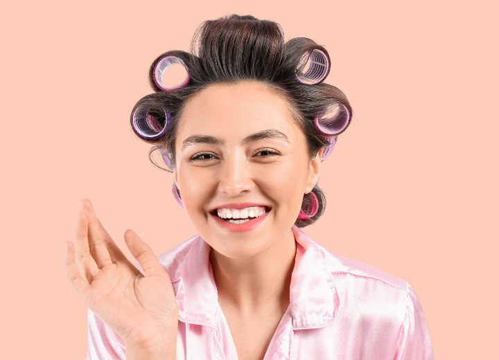 Donna con i capelli sui bigodini