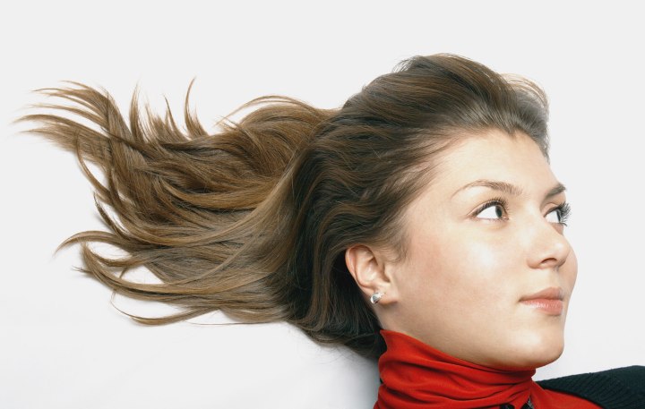 Donna con i capelli lunghi
