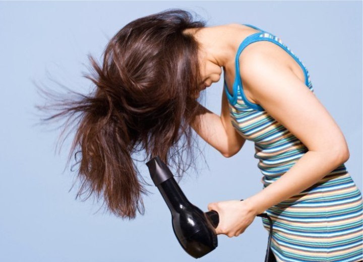 Piega la testa in avanti mentre asciughi i capelli