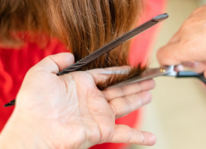 Tagliare le punte dei capelli per mantenerli sani