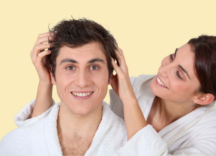 Uomo con i capelli colorati