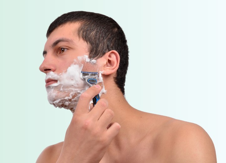 L'uomo che si sta radendo il viso