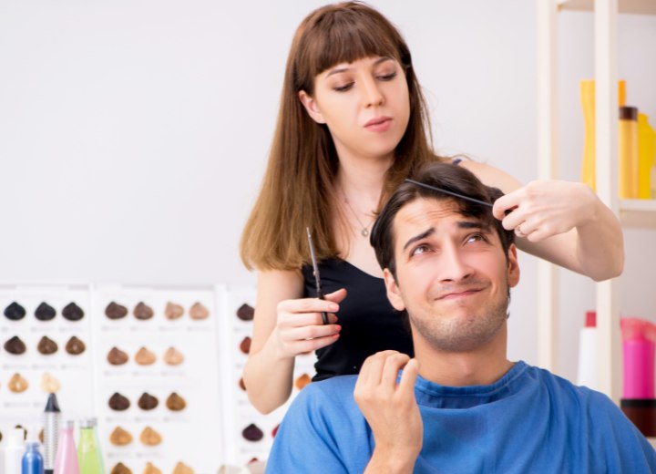 Uomo che ha paura di farsi tagliare i capelli