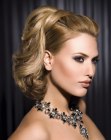 Acconciatura raccolta che fa apparire i capelli pił corti
