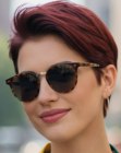 Taglio pixie per capelli rosso scuro