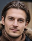Uomo con capelli pettinati all'indietro con il gel