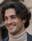 Uomo con capelli mossi e scalati
