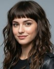 Capelli lunghi con onde e frangia corta