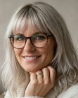 Capelli argentati oltre le spalle con frangetta
