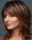 Capelli lunghi fino alle spalle con scalature