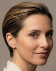 Capelli corti pettinati all'indietro per donna
