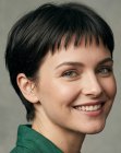 Pixie moderno con frangia corta