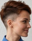 Capelli corti con una sezione rasata sopra le orecchie