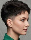 Capelli molto corti e spettinati per donna
