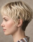 Taglio di capelli con retro rasato a macchinetta per donna