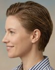 Effetto bagnato per donne con capelli corti