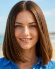 Capelli lisci lunghi fino alle spalle