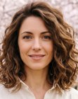 Acconciatura primaverile lunga fino alle spalle