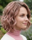 Caschetto mosso con sfumature rosa