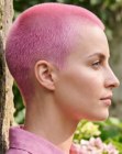 Taglio buzz cut rosa