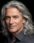Look per uomo con capelli lunghi e grigi