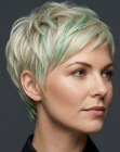 Taglio pixie biondo con ciocche verde menta