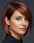 Capelli castano-rossi con riflessi viola