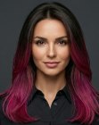 Capelli scuri con punte fucsia