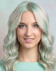 Capelli biondi con accenti verde menta