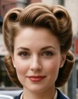 Capelli anni '50 con victory rolls