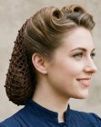 Pettinatura con una retina per capelli