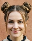 Raccolto con space buns (due chignon alti)