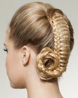Raccolto con capelli biondi intrecciati