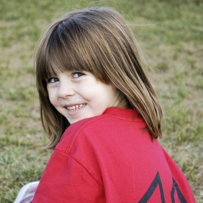 Bambina con i capelli di media lunghezza