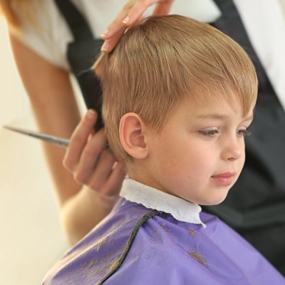 Bambino e parrucchiera