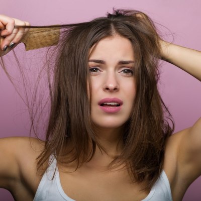 Donna con i capelli annodati