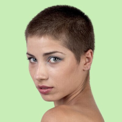 Donna con capelli molto corti