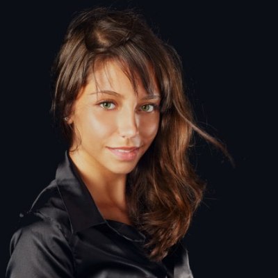 Donna con un colore di capelli vivido