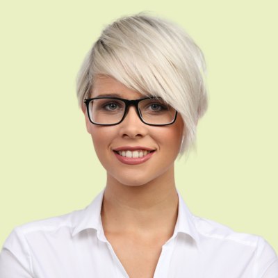 Donna con capelli corti asimmetrici